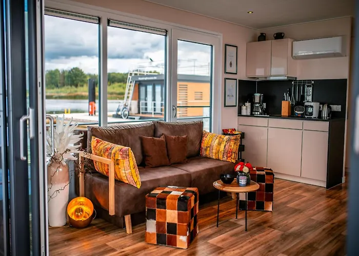 Breeze Retreat, 船屋