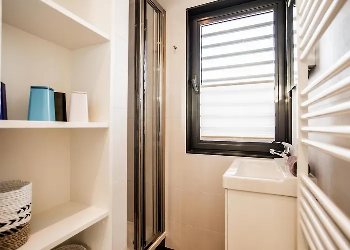 Breeze Retreat, 船屋 *