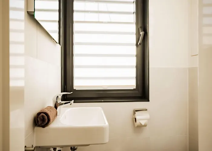 Breeze Retreat, 船屋 *